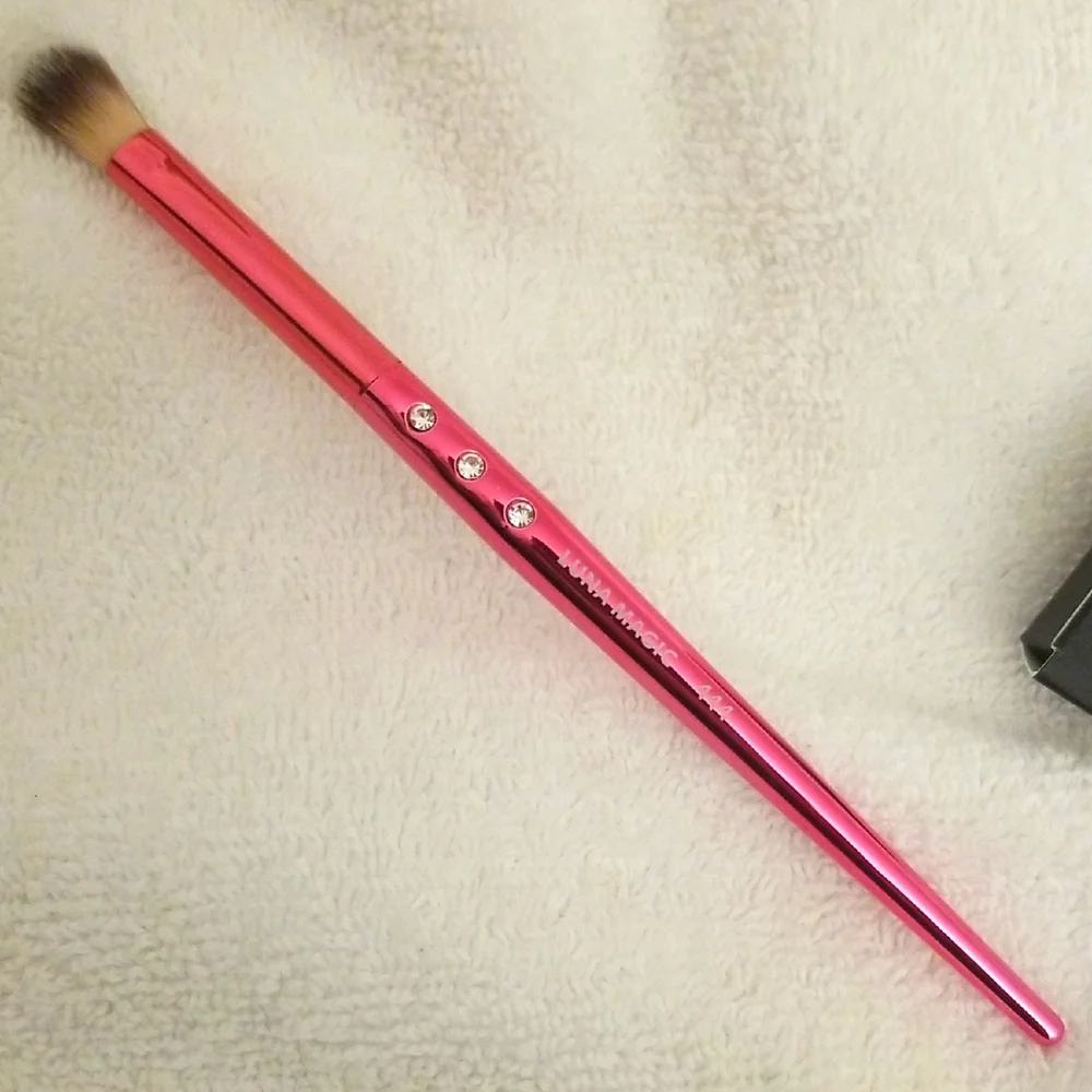 4/25 uncle item. Luna Magic Always On Point Eyeshadow Brush 444